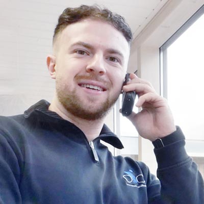 Radsport Schiffner Mitarbeiter am Telefon